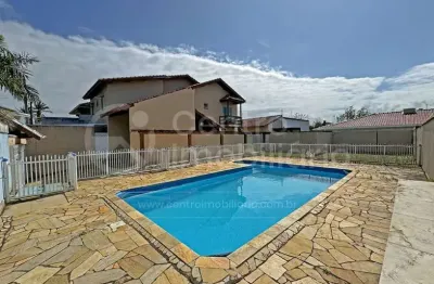 Casa à venda com piscina e 2 quartos em peruíbe, no bairro estancia sao jose