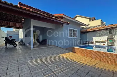Casa à venda com piscina e 3 quartos em peruíbe, no bairro jardim três marias
