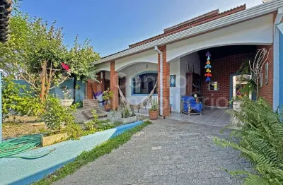 Casa à venda com piscina e 3 quartos em peruíbe, no bairro parque balneario oasis