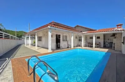 Casa à venda com piscina e 2 quartos em peruíbe, no bairro balneário casa blanca