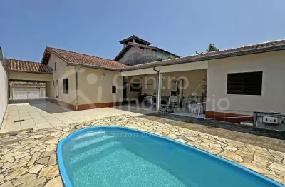 Casa à venda com piscina e 2 quartos em peruíbe, no bairro jardim beira mar