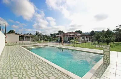 Casa à venda com piscina e 2 quartos em peruíbe, no bairro bananal