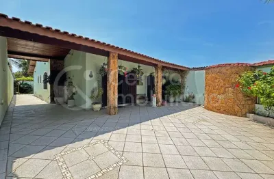 Casa à venda com piscina e 3 quartos em peruíbe, no bairro cidade nova peruíbe