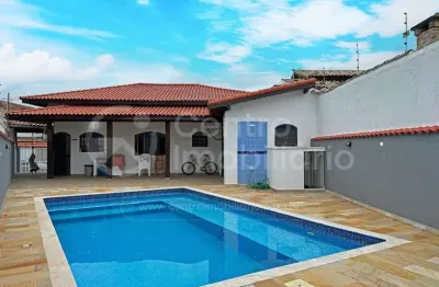 Casa à venda com piscina e 3 quartos em peruíbe, no bairro cidade nova peruíbe