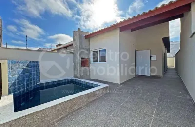 Casa à venda com piscina e 3 quartos em peruíbe, no bairro flora rica