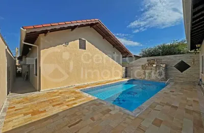 Casa à venda com piscina e 3 quartos em peruíbe, no bairro jardim ribamar