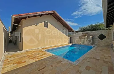 Casa à venda com piscina e 3 quartos em peruíbe, no bairro jardim ribamar