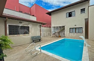 Casa à venda com piscina e 5 quartos em peruíbe, no bairro centro