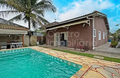 Casa à venda com piscina e 3 quartos em peruíbe, no bairro jardim sao luiz