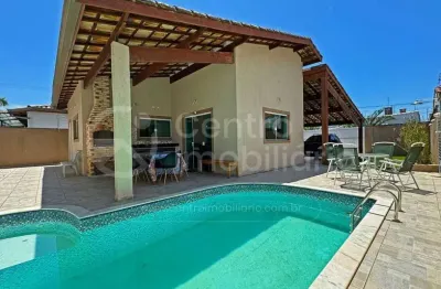 Casa à venda com piscina e 3 quartos em peruíbe, no bairro jardim beira mar