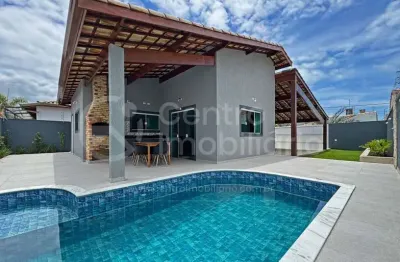 Casa à venda com piscina e 3 quartos em peruíbe, no bairro jardim beira mar