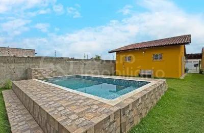 Casa à venda com piscina e 2 quartos em peruíbe, no bairro maria h novaes