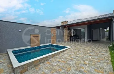 Casa à venda com piscina e 2 quartos em peruíbe, no bairro parque d aville