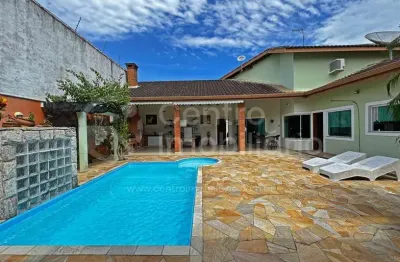 Casa à venda com piscina e 3 quartos em peruíbe, no bairro cidade nova peruíbe