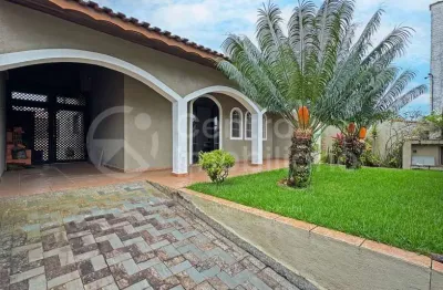 Casa à venda com piscina e 3 quartos em peruíbe, no bairro parque balneario oasis