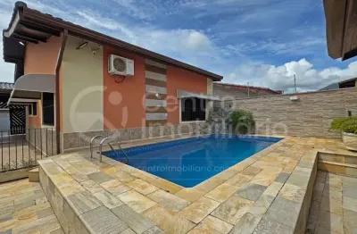 Casa à venda com piscina e 3 quartos em peruíbe, no bairro balneario barra de jangada
