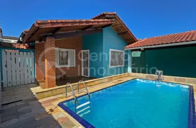 Casa à venda com piscina e 3 quartos em peruíbe, no bairro centro