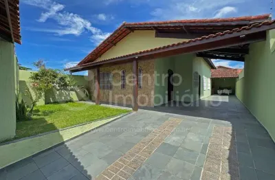 Casa à venda com piscina e 3 quartos em peruíbe, no bairro cidade nova peruíbe