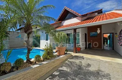 Casa à venda com piscina e 4 quartos em peruíbe, no bairro jardim imperador