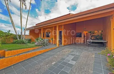 Casa à venda com piscina e 3 quartos em peruíbe, no bairro jardim ribamar