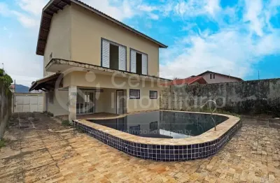 Casa à venda com piscina e 4 quartos em peruíbe, no bairro jardim três marias