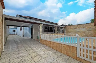 Casa à venda com piscina e 2 quartos em peruíbe, no bairro jardim beira mar