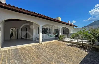 Casa à venda com piscina e 4 quartos em peruíbe, no bairro centro