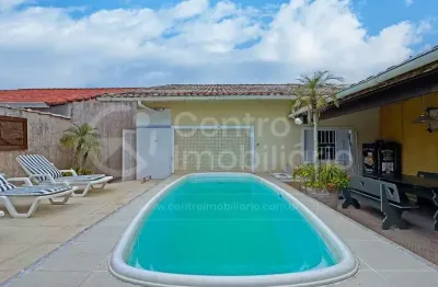 Casa à venda com piscina e 3 quartos em peruíbe, no bairro maria h novaes