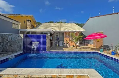 Casa à venda com piscina e 3 quartos em peruíbe, no bairro belmira novaes