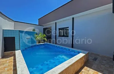 Casa à venda com piscina e 2 quartos em peruíbe, no bairro flora rica