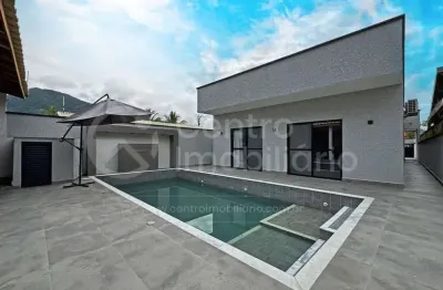 Casa à venda com piscina e 4 quartos em peruíbe, no bairro centro