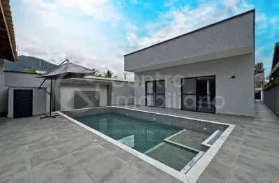 Casa à venda com piscina e 4 quartos em peruíbe, no bairro centro