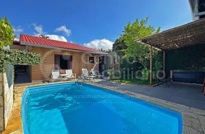 Casa à venda com piscina e 4 quartos em peruíbe, no bairro centro