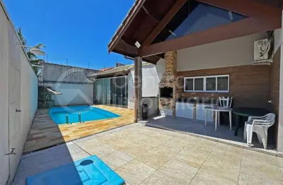Casa à venda com piscina e 3 quartos em peruíbe, no bairro jardim beira mar