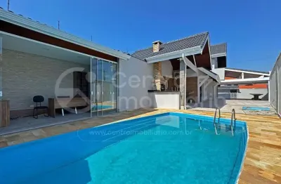 Casa à venda com piscina e 3 quartos em peruíbe, no bairro jardim beira mar