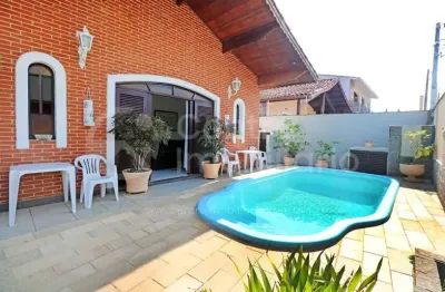 Casa à venda com piscina e 4 quartos em peruíbe, no bairro jardim três marias