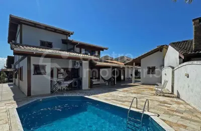 Casa à venda com piscina e 4 quartos em peruíbe, no bairro balneario sambura