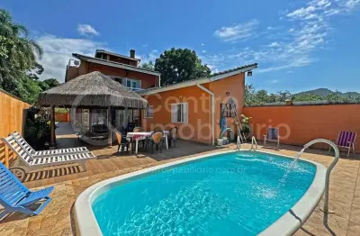 Casa à venda com piscina e 8 quartos em peruíbe, no bairro quinta do guarau