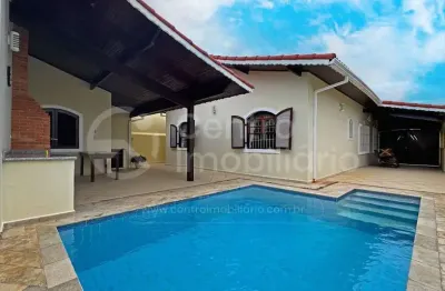 Casa à venda com piscina e 3 quartos em peruíbe, no bairro parque balneario oasis