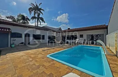 Casa à venda com piscina e 3 quartos em peruíbe, no bairro parque balneario oasis