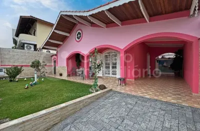 Casa à venda com piscina e 3 quartos em peruíbe, no bairro parque balneario oasis