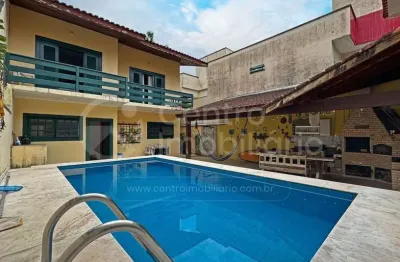 Casa à venda com piscina e 3 quartos em peruíbe, no bairro centro