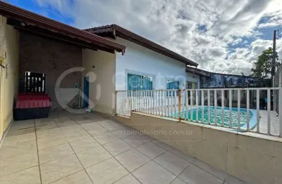 Casa à venda com piscina e 3 quartos em peruíbe, no bairro parque turistico