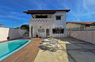 Casa à venda com piscina e 3 quartos em peruíbe, no bairro cidade nova peruíbe