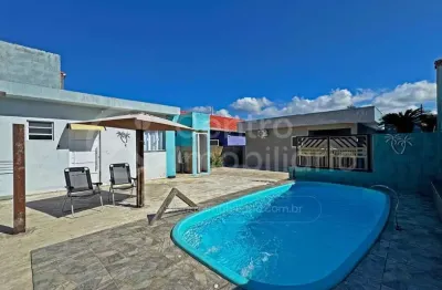 Casa à venda com piscina e 3 quartos em peruíbe, no bairro jardim beira mar