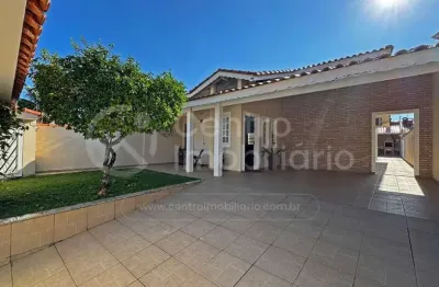 Casa à venda com piscina e 3 quartos em peruíbe, no bairro maria h novaes