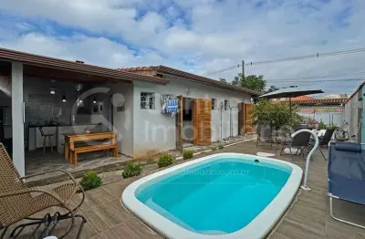 Casa à venda com piscina e 3 quartos em peruíbe, no bairro jardim marcia