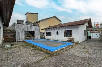 Casa à venda com piscina e 3 quartos em peruíbe, no bairro centro
