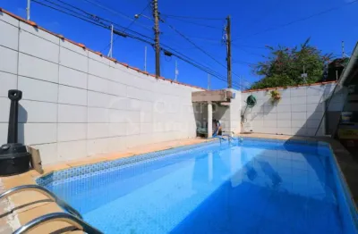 Casa à venda com piscina e 3 quartos em peruíbe, no bairro balneario sao joao batista