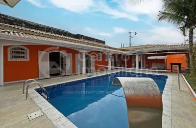 Casa à venda com piscina e 3 quartos em peruíbe, no bairro parque d aville